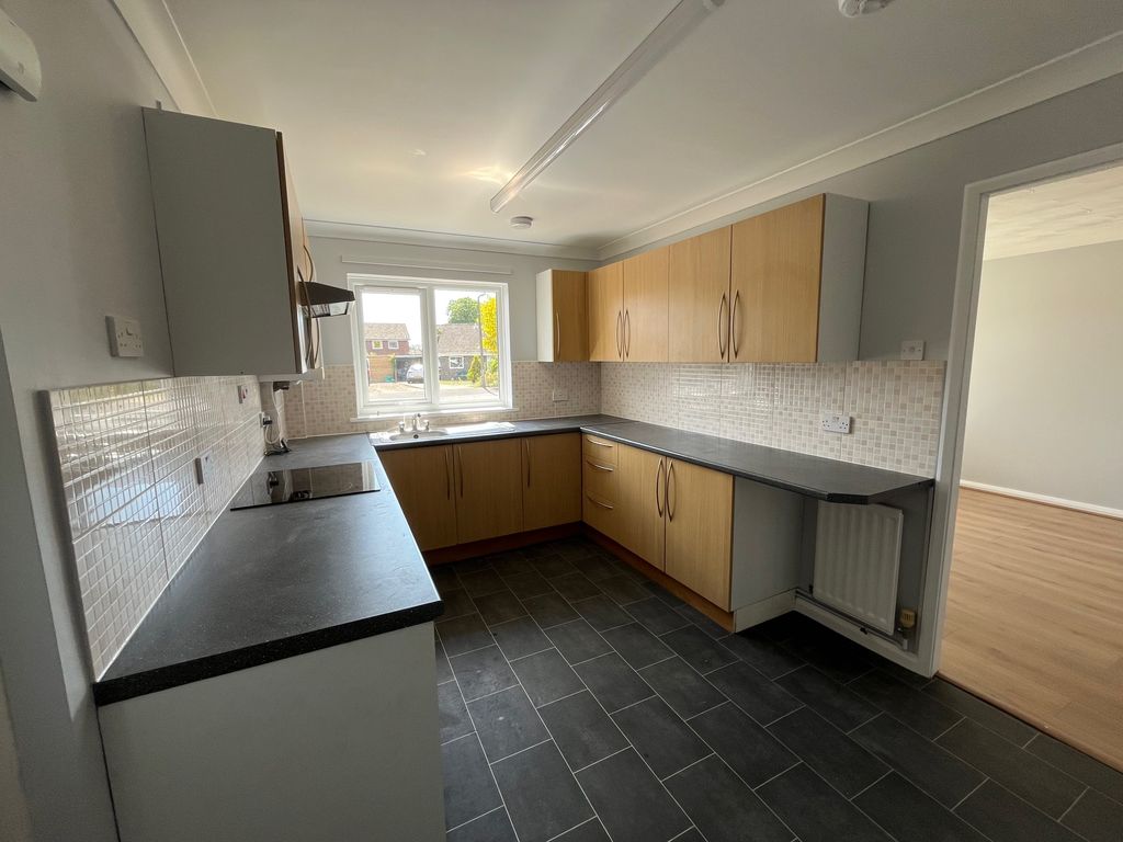 Property photo 3 of 10 Kitchen