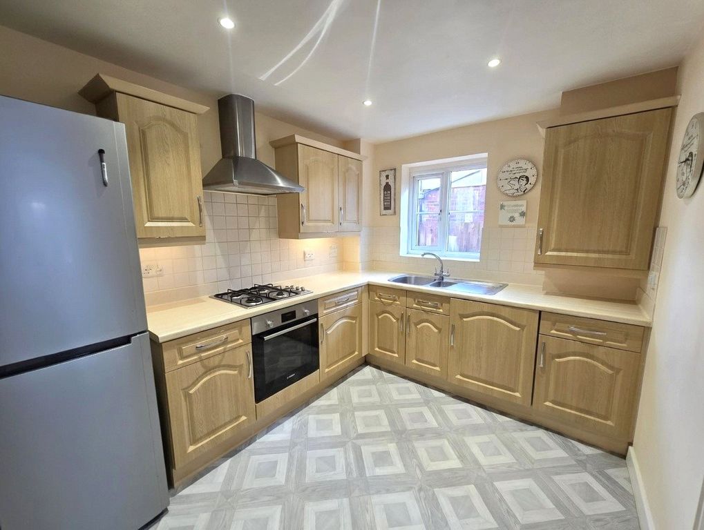 Property photo 3 of 12 Kitchen