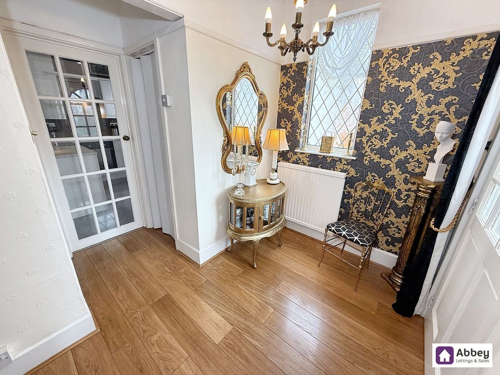 Property photo 2 of 19 Entrance Hall