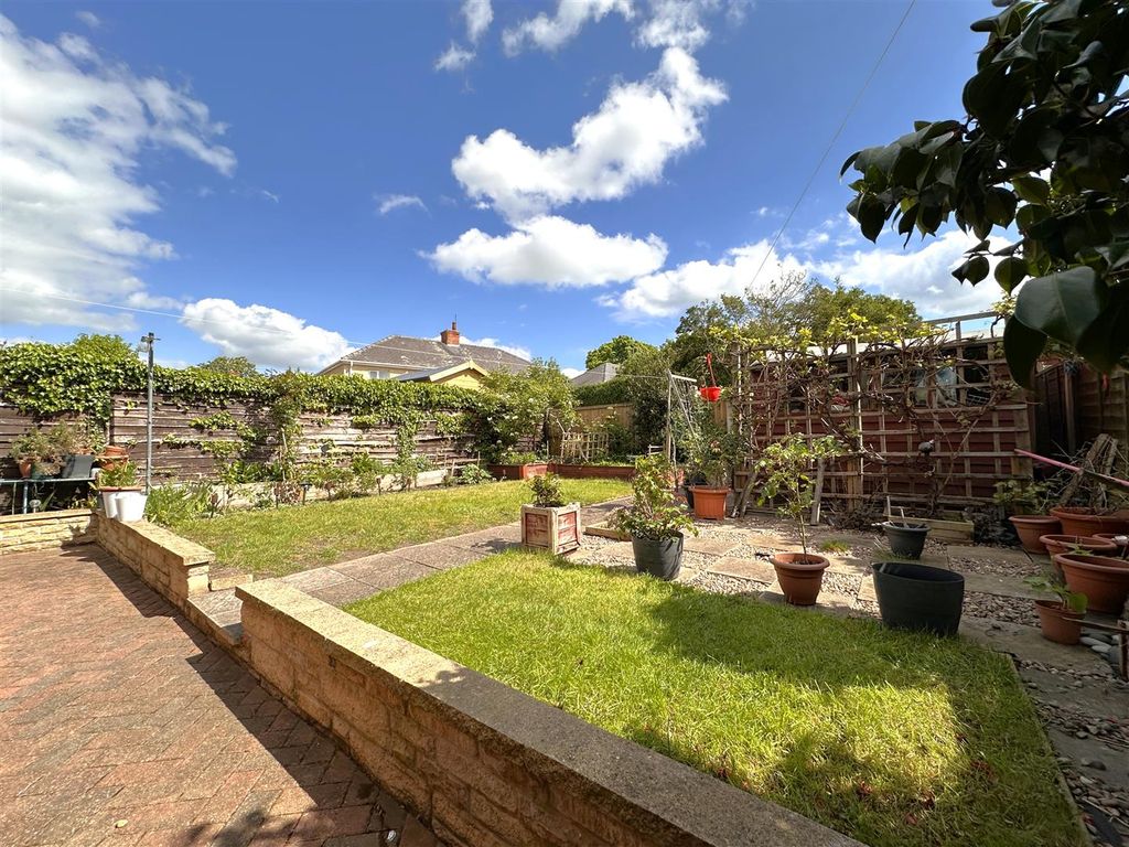 Property photo 3 of 17 Lovely Well-Maintained Garden 149