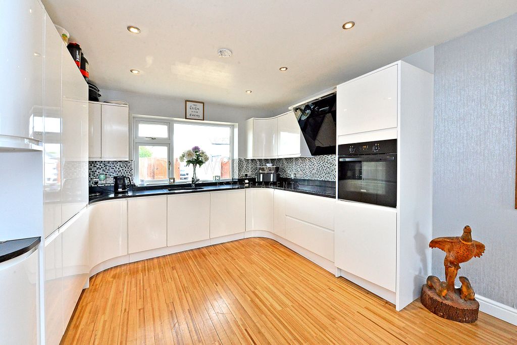 Property photo 2 of 17 Kitchen/Dining Room