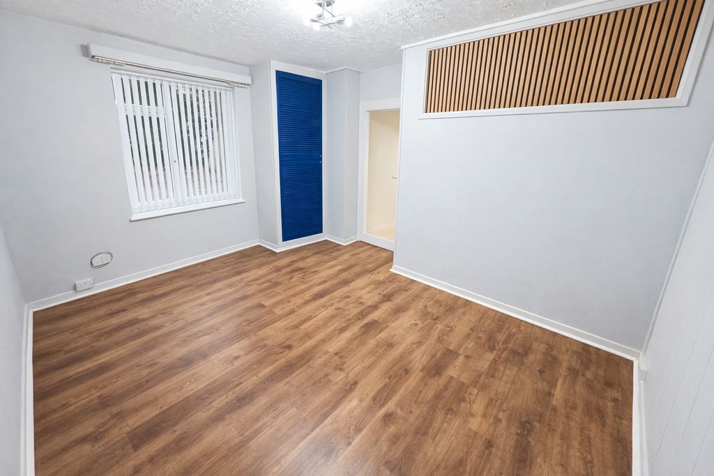 Property photo 2 of 4 4803401