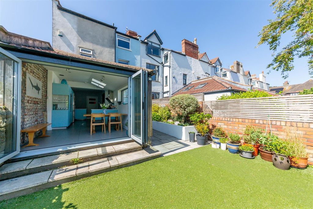 Property photo 2 of 33 Dublin Crescent (5).Jpg