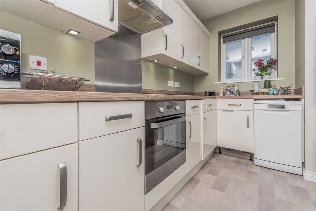 Property photo 3 of 17 Fitted Kitchen: