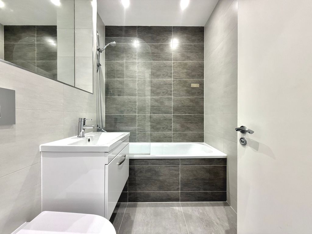 Property photo 3 of 7 Bathroom
