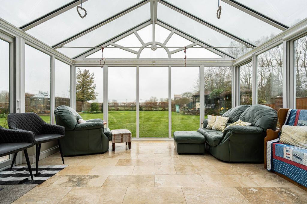 Property photo 3 of 33 Conservatory
