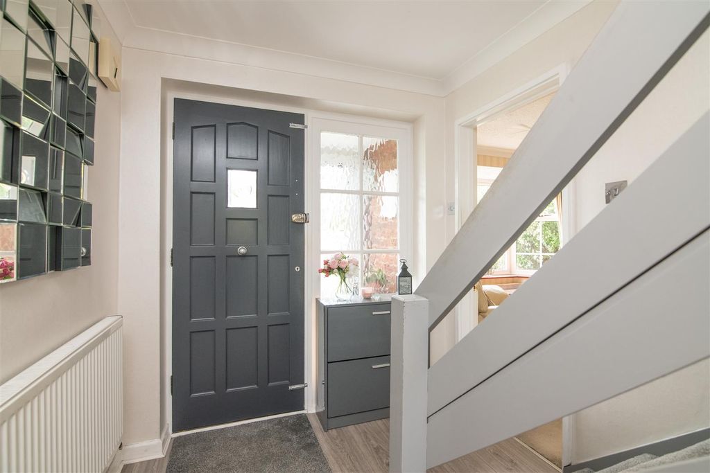 Property photo 2 of 37 Entrance Hall