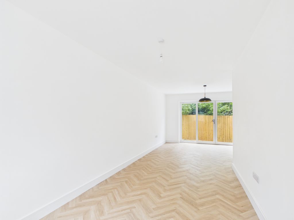 Property photo 3 of 10 Living Space