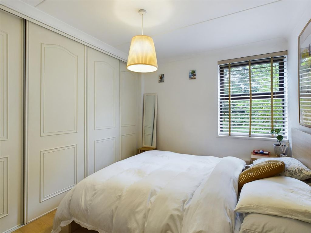 Property photo 3 of 16 Cam02319G0-Pr0042-St