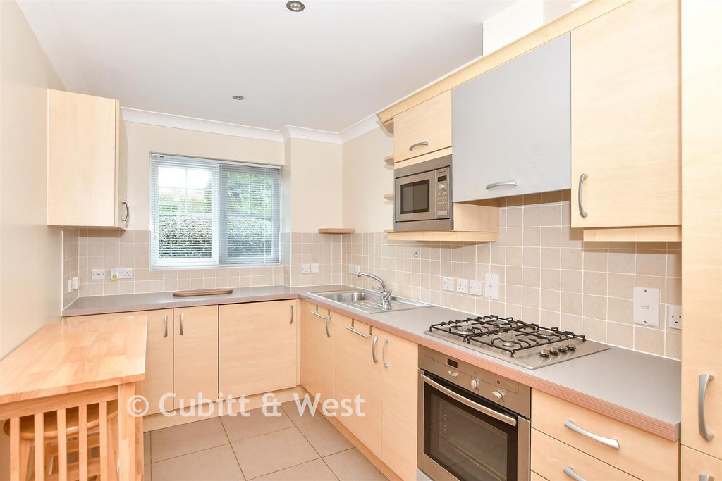 Property photo 3 of 11 Kitchen
