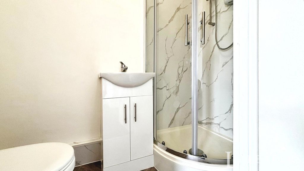Property photo 3 of 8 Ensuite Shower