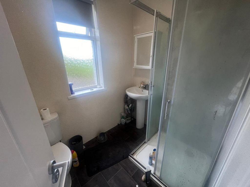 Property photo 3 of 15 A Bright And Functional Bathroom Featuring A Moder...