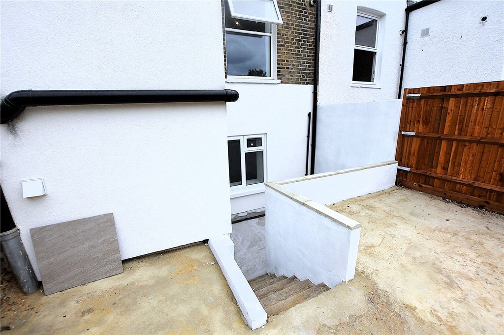 Property photo 1 of 20 Picture No. 05