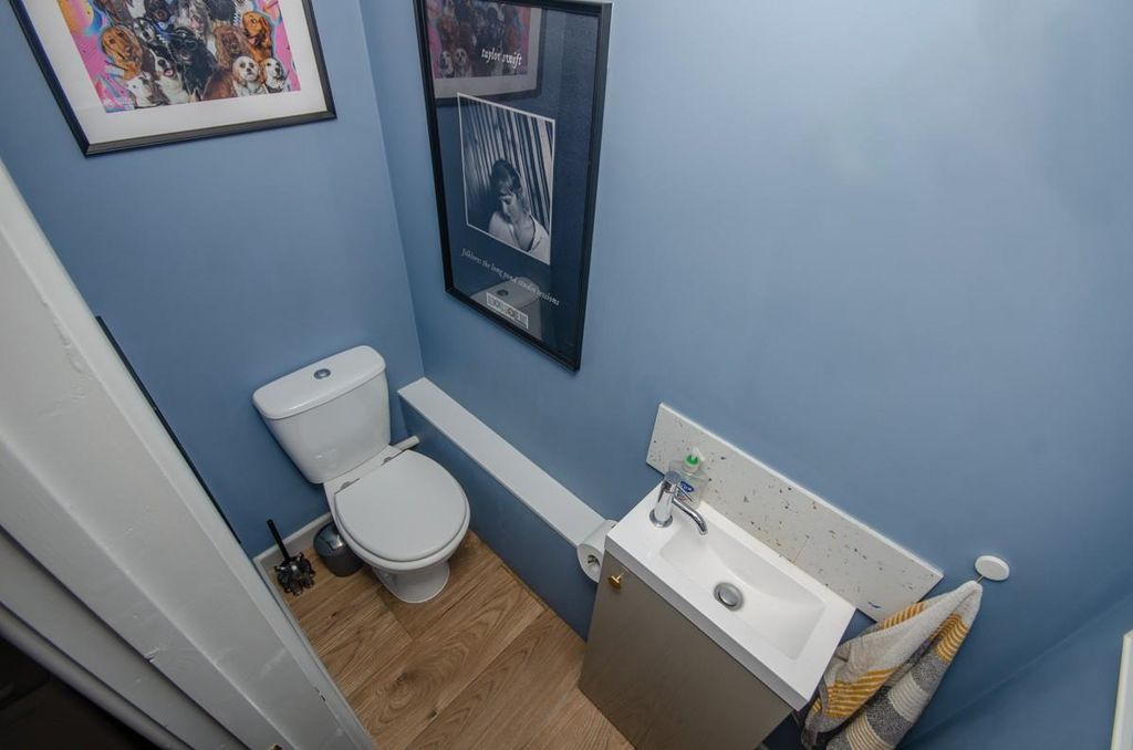 Property photo 3 of 25 Cloakroom.Jpg