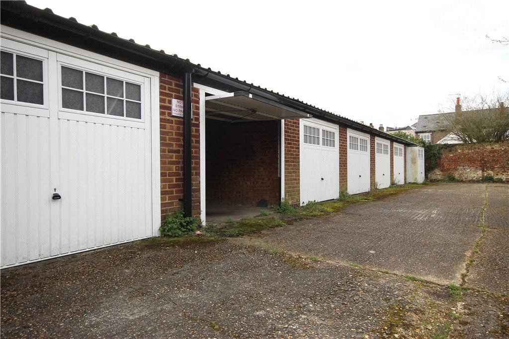 Property photo 3 of 5 Garage