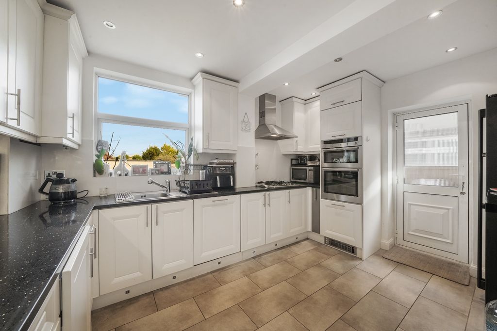 Property photo 3 of 15 5569346
