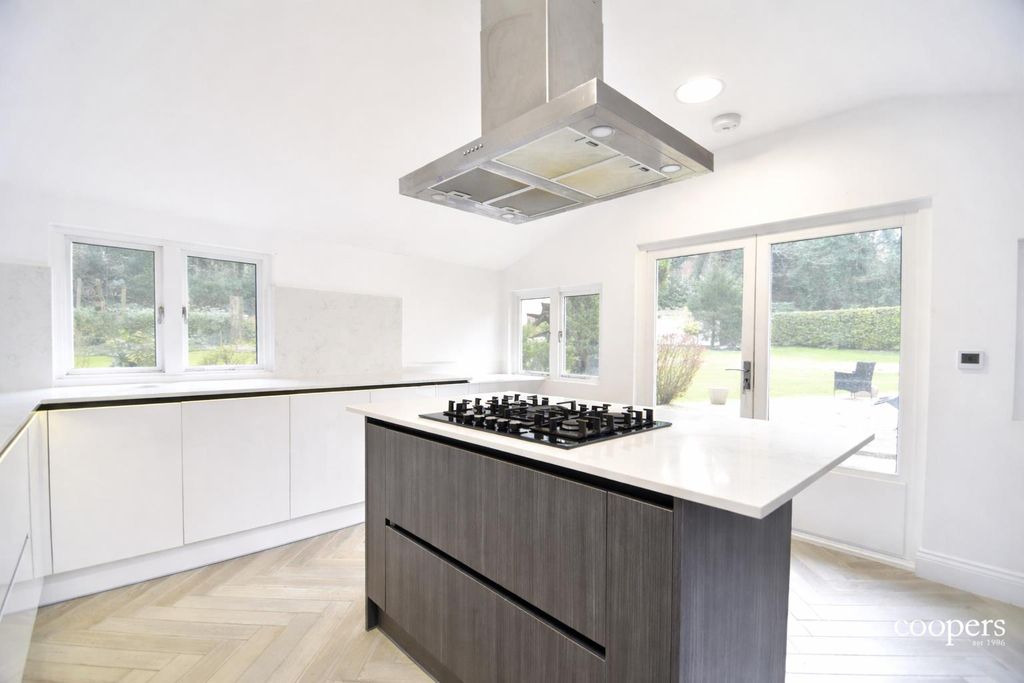 Property photo 3 of 8 Kitchen