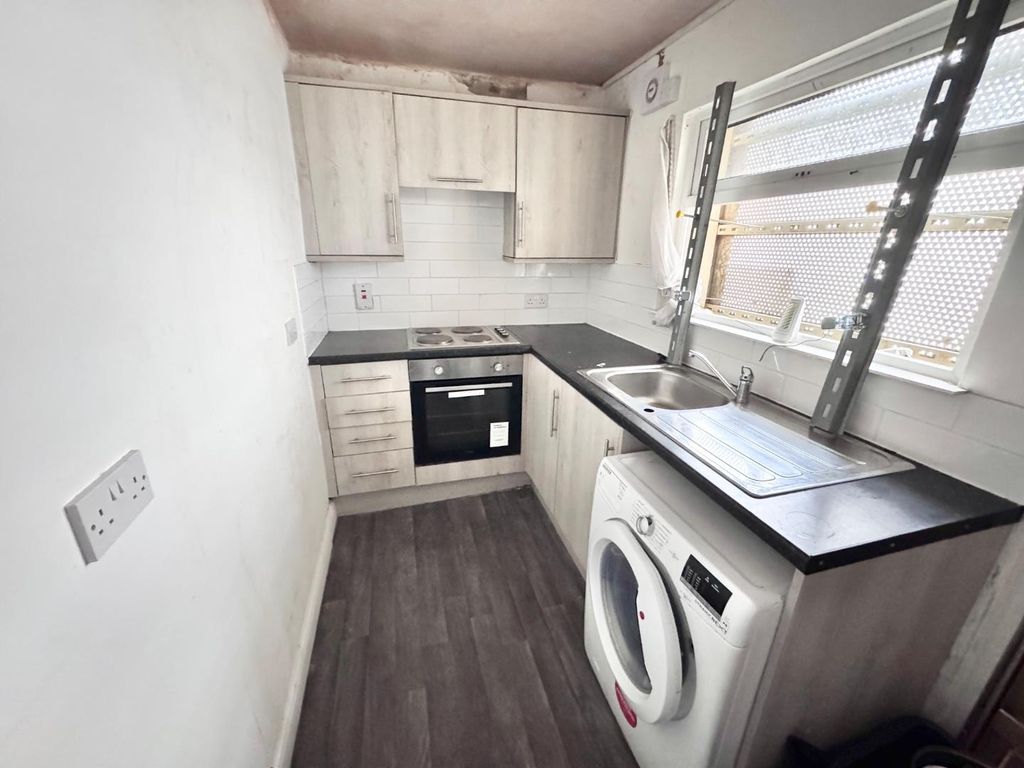 Property photo 2 of 7 Kitchen