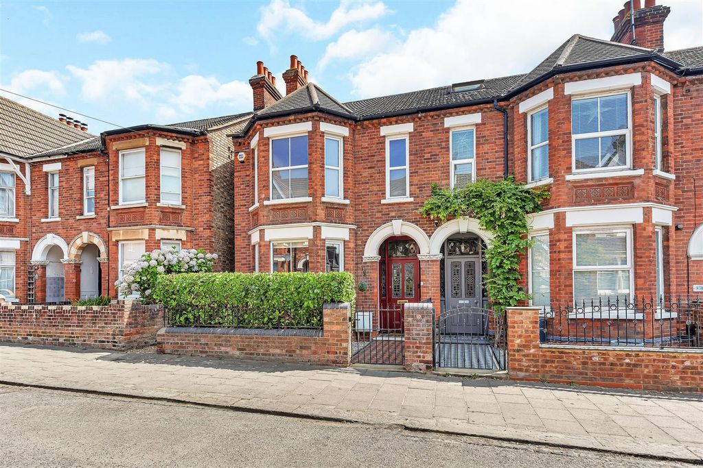 Property photo 1 of 30 Goldingtonave_Hs_007.Jpg