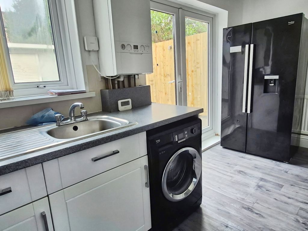 Property photo 3 of 17 Kitchen