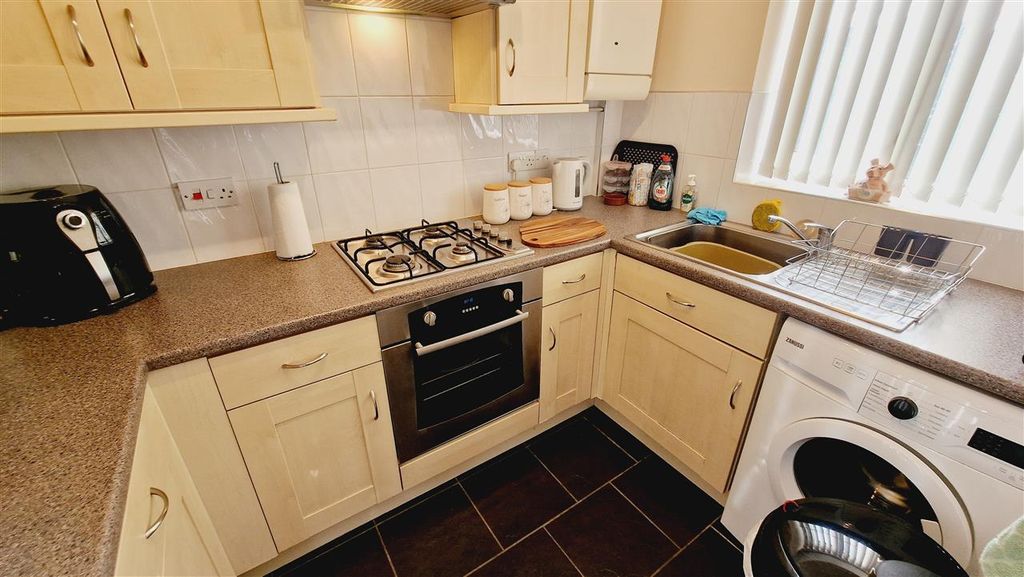 Property photo 3 of 19 Kitchen