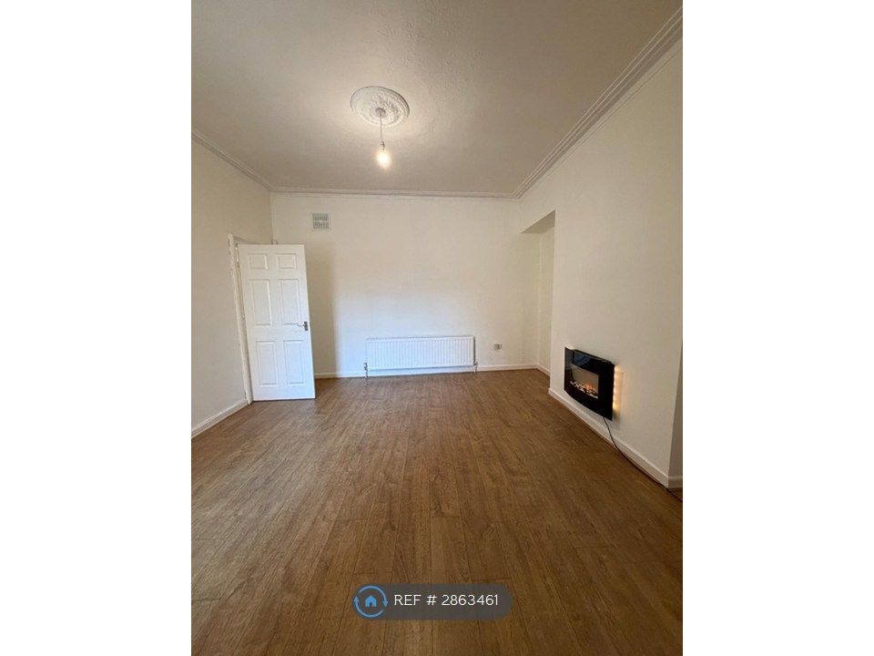 Property photo 1 of 7 Living Room