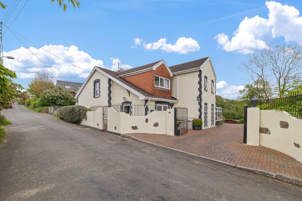 Property photo 1 of 32