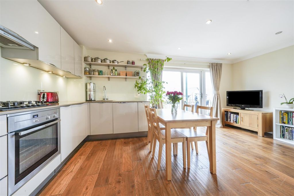 Property photo 3 of 11 3