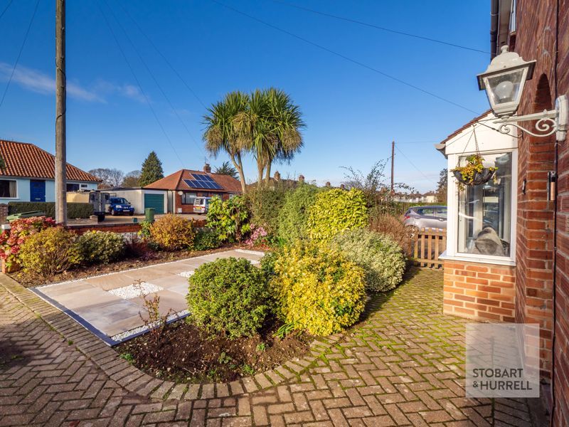 Property photo 2 of 22 Front Garden