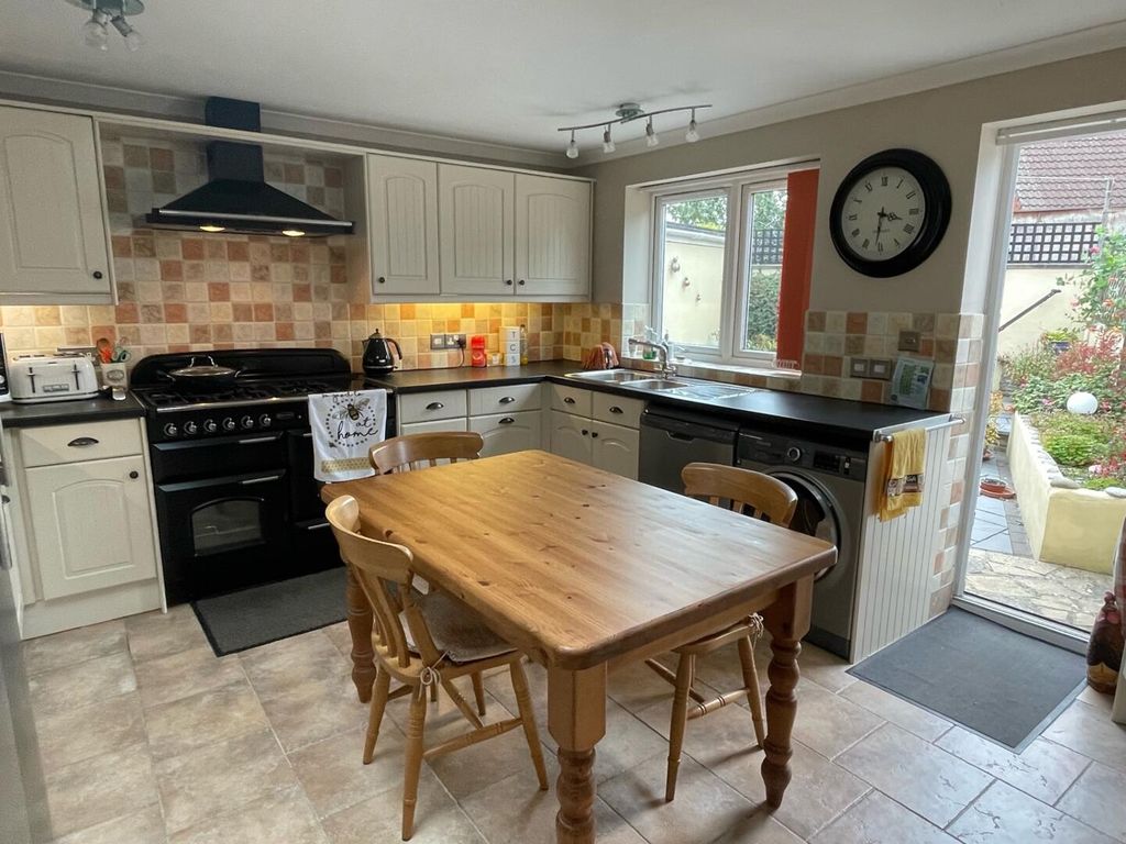 Property photo 3 of 20 Kitchen