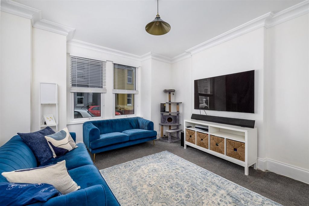 Property photo 2 of 15 Lounge