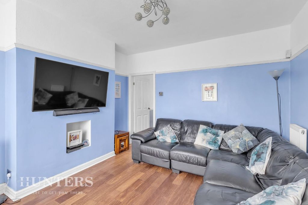 Property photo 3 of 19 118 Kew Road (16).Jpg