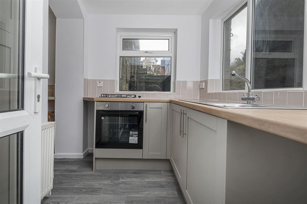 Property photo 2 of 33 Kitchen