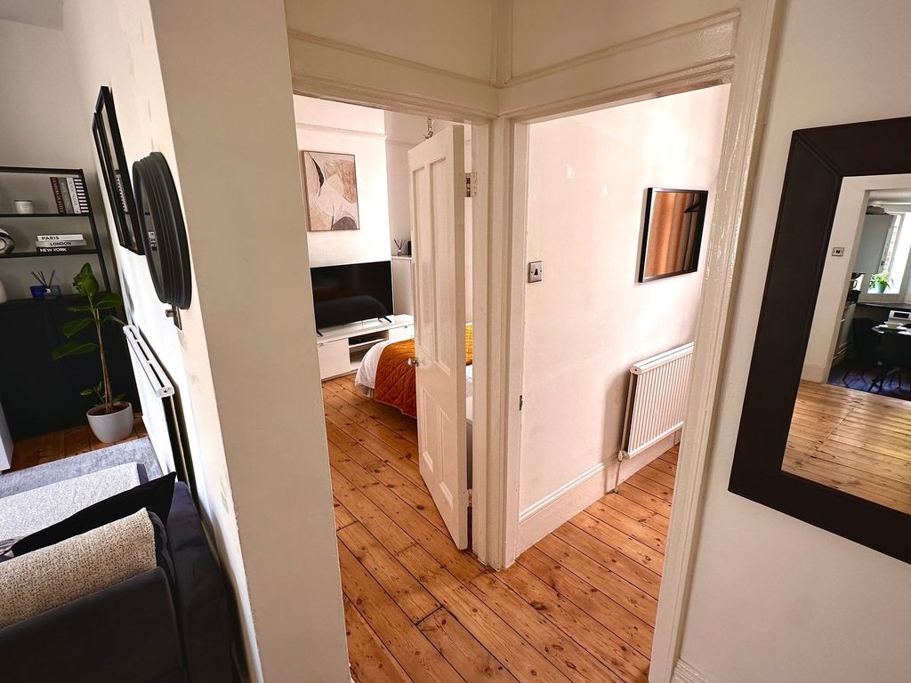 Property photo 1 of 11 A Neat And Well-Maintained Hallway Leading To A Si...