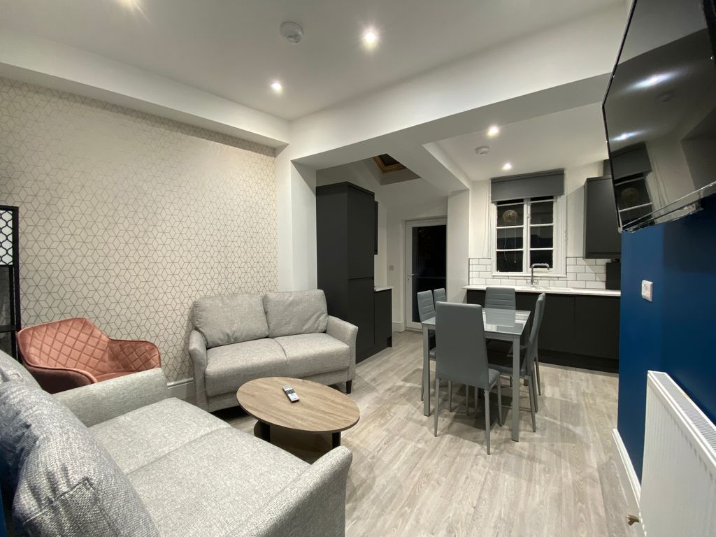 Property photo 1 of 12 Living Room