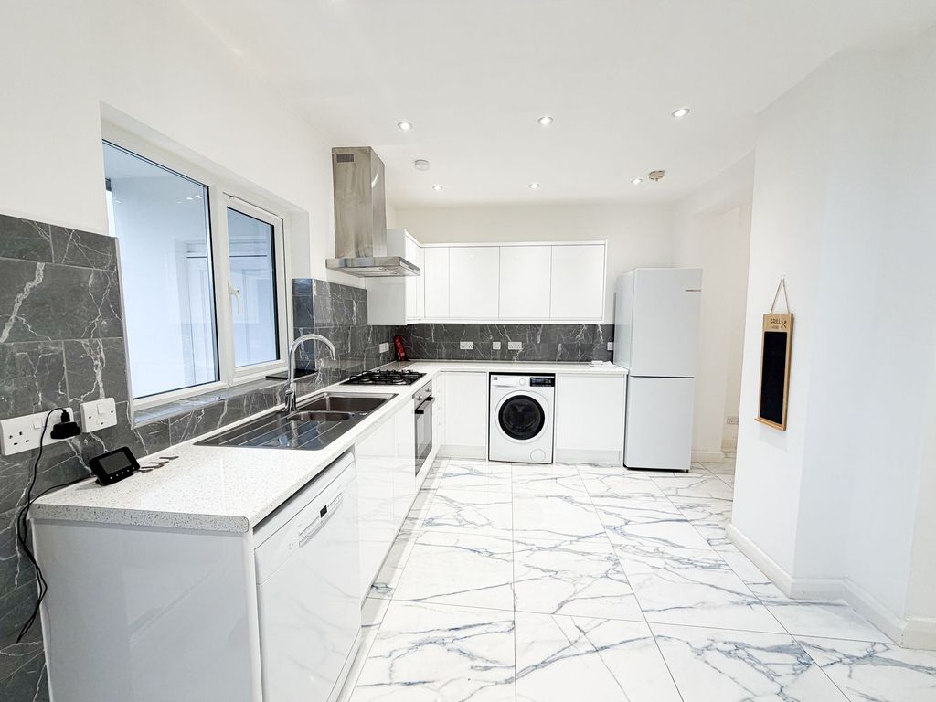 Property photo 3 of 11 Sanderstead Rd E10