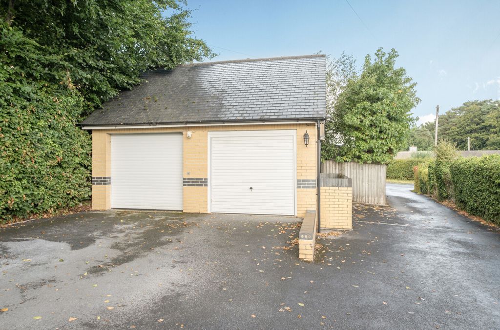 Property photo 2 of 12 Garage (Right Side)