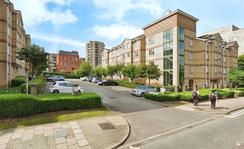 Property photo 1 of 21 Three Bedroom Top Floor Flat To Rent