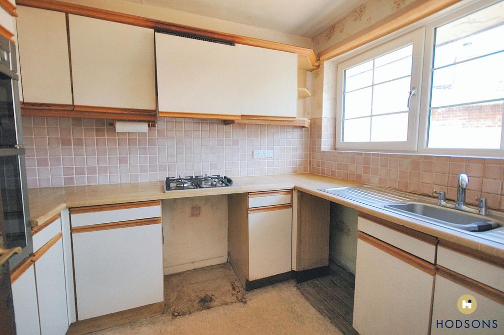 Property photo 3 of 10 Kitchen