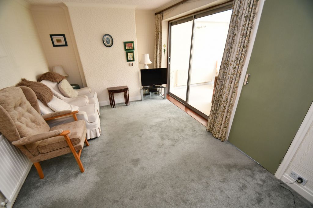 Property photo 2 of 11 Lounge