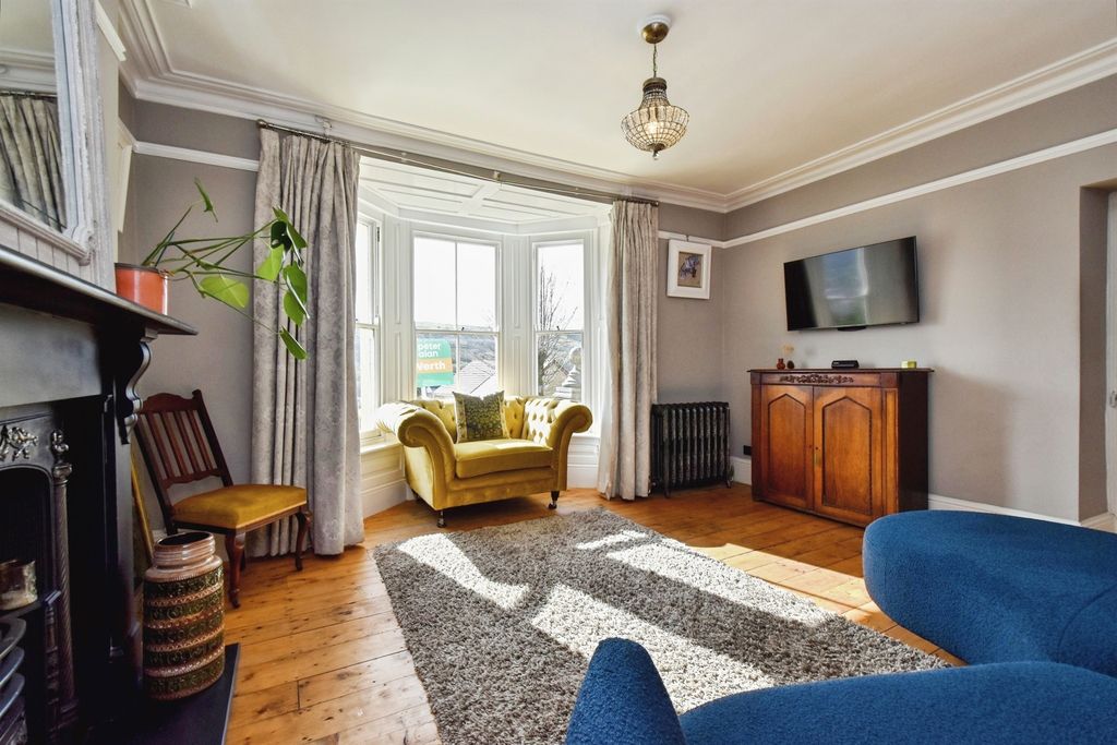 Property photo 2 of 31