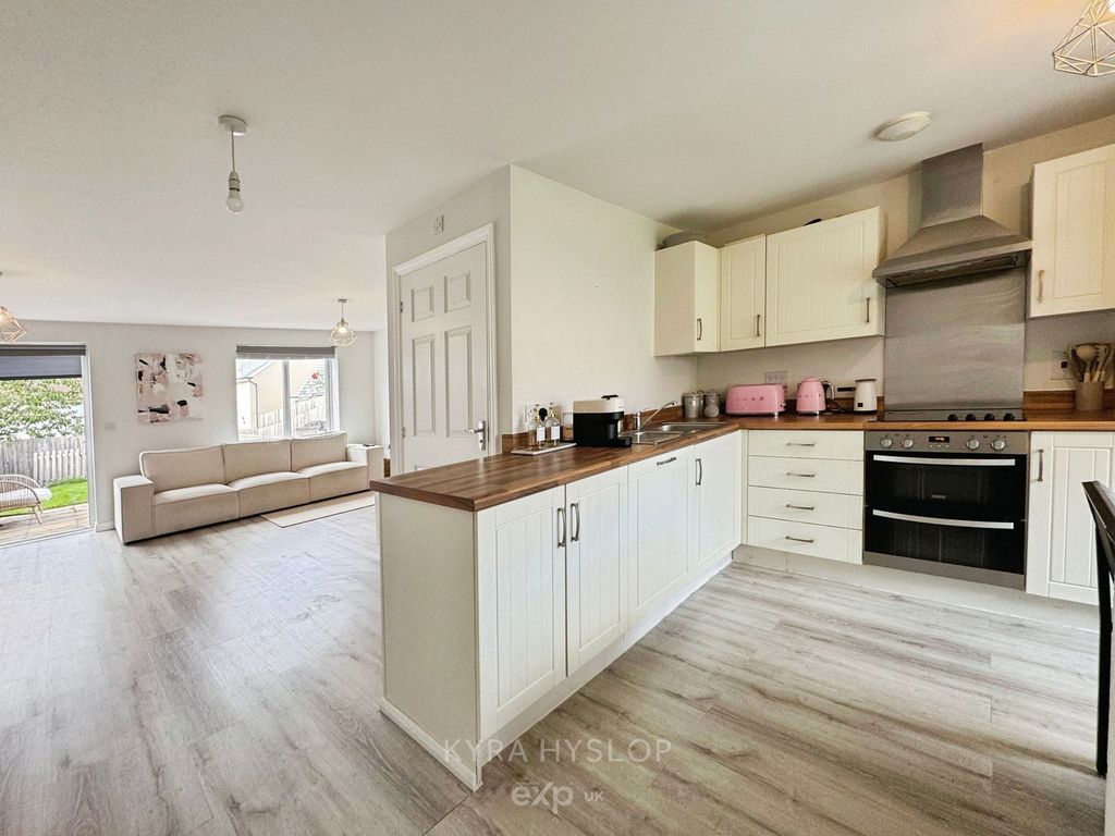 Property photo 2 of 25