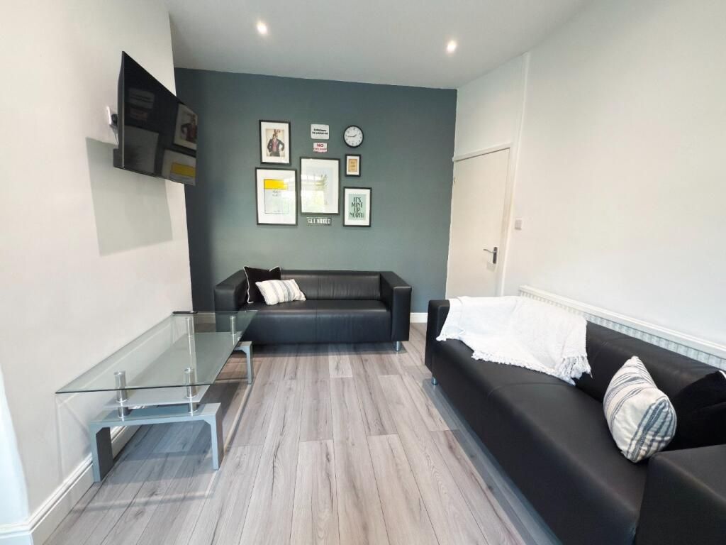 Property photo 1 of 10 3 Bed House To Rent Warwick Road, Ashford Tw15