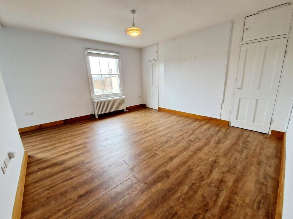 Property photo 3 of 7 Lounge 1