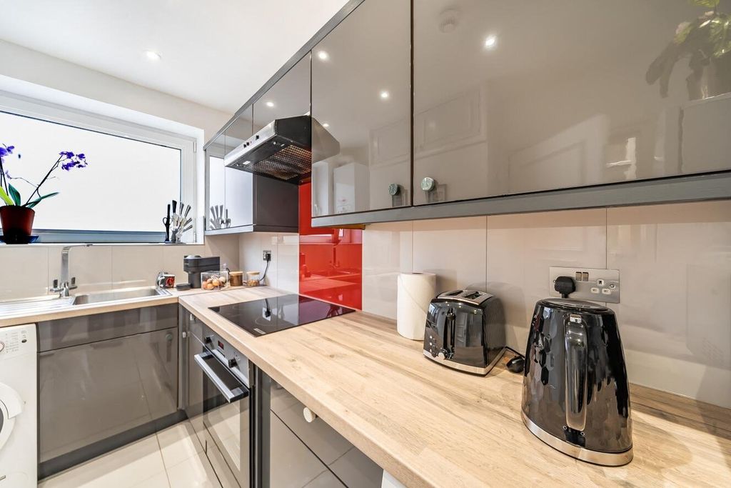 Property photo 3 of 10 Kitchen