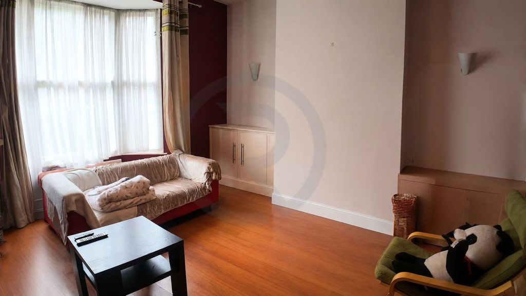Property photo 3 of 12 Lounge