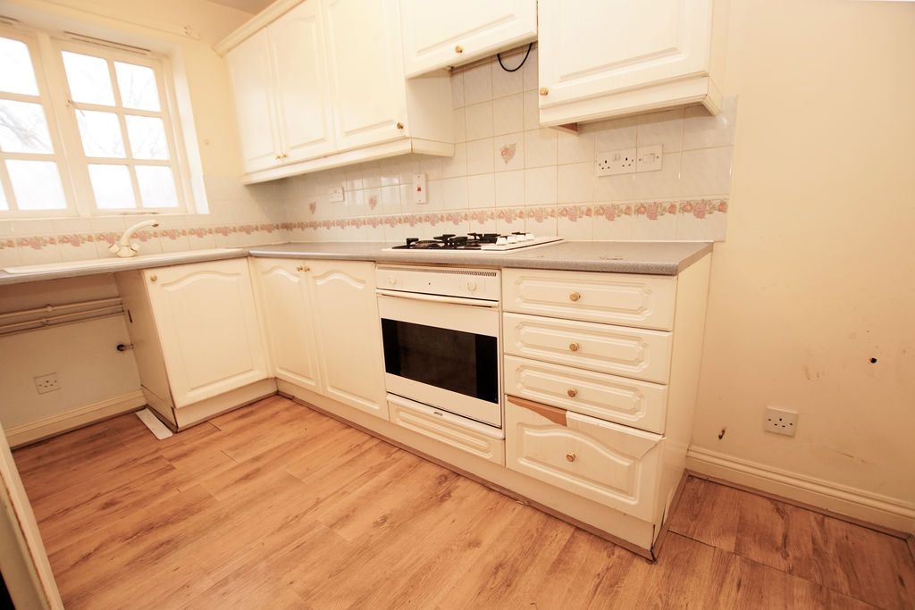 Property photo 3 of 9 Kitchen