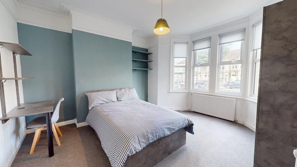 Property photo 3 of 33 A Bright And Spacious Double Bedroom With Ample Na...