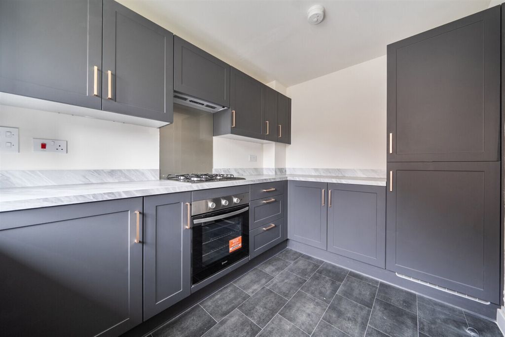 Property photo 3 of 11 Kitchen