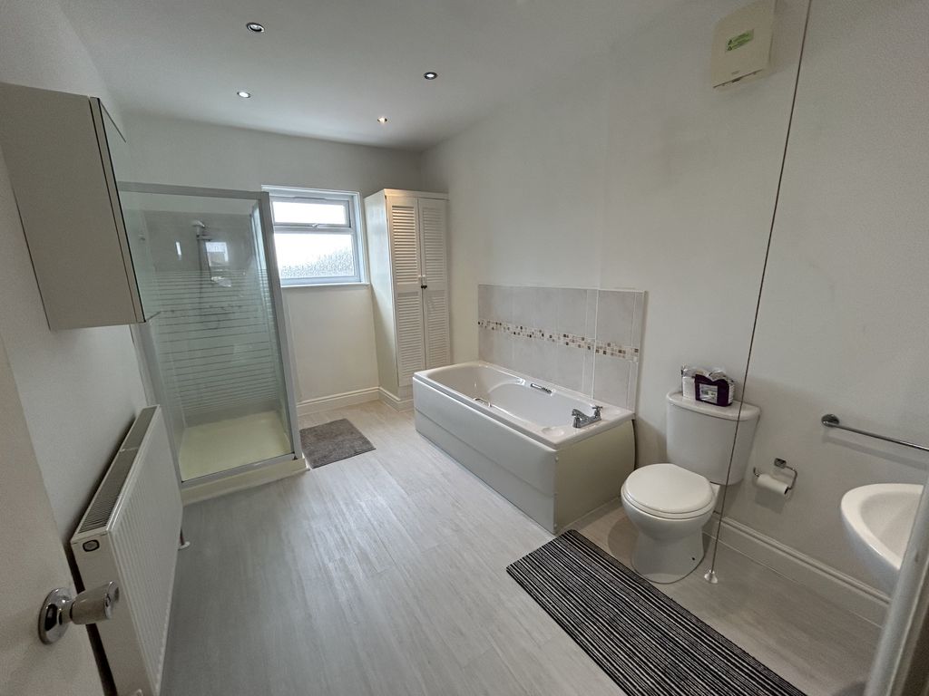 Property photo 3 of 13 Bathroom